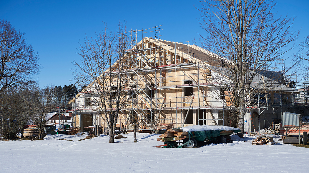 26. Januar 2022 Der Dachstuhl wird auf das Wohnhaus montiert.